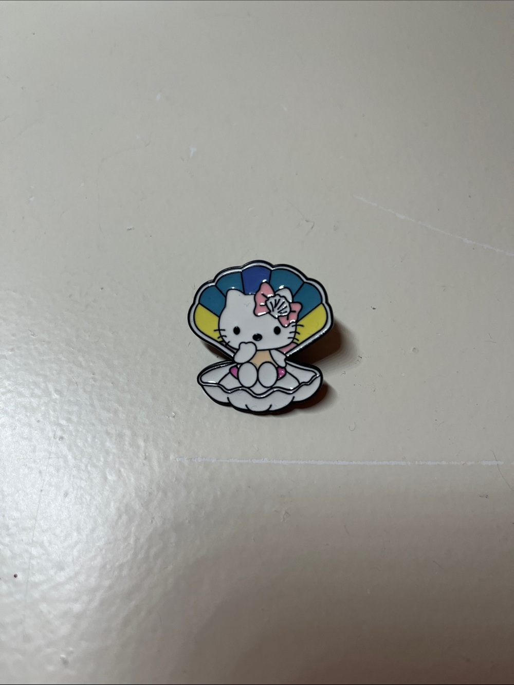 Hello Kitty multicolour clam shell pin